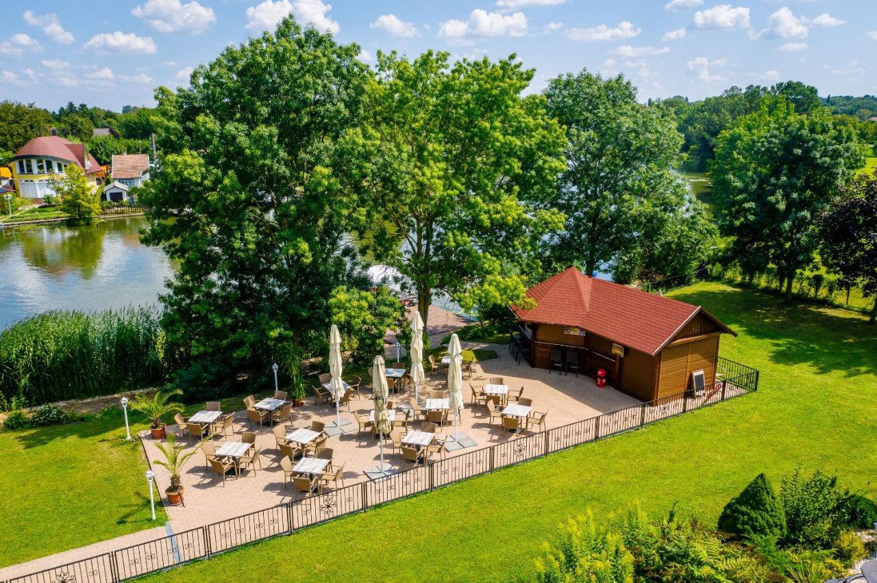 Appartamento Aranyszarvas Panzio, Etterem Es Grillterasz Esterno foto