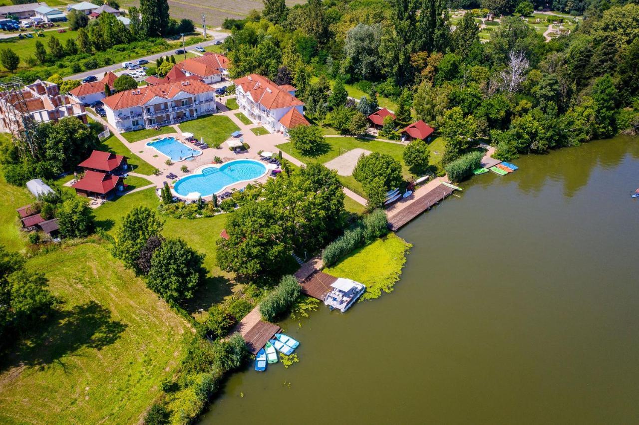 Appartamento Aranyszarvas Panzio, Etterem Es Grillterasz Esterno foto