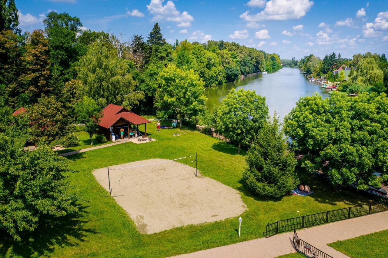 Appartamento Aranyszarvas Panzio, Etterem Es Grillterasz Esterno foto