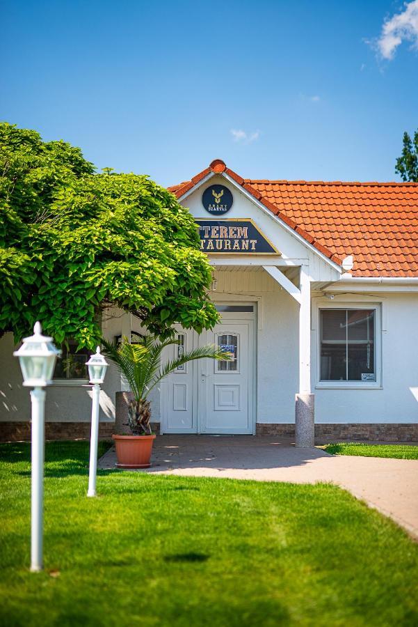 Appartamento Aranyszarvas Panzio, Etterem Es Grillterasz Esterno foto