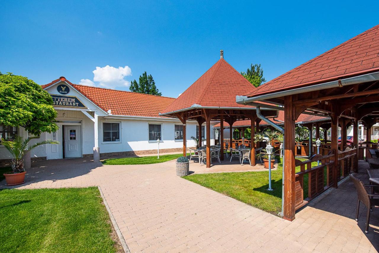 Appartamento Aranyszarvas Panzio, Etterem Es Grillterasz Esterno foto