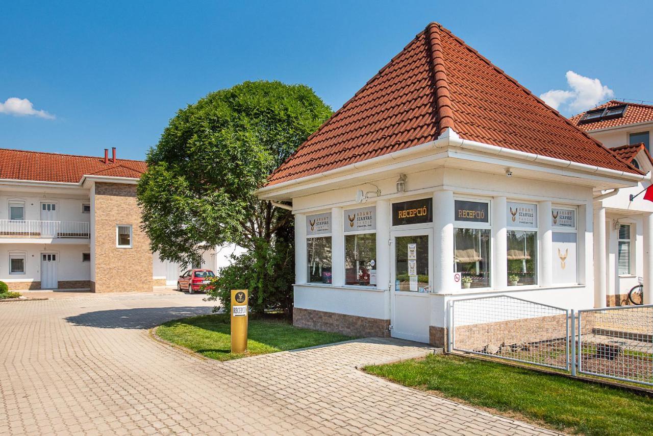 Appartamento Aranyszarvas Panzio, Etterem Es Grillterasz Esterno foto