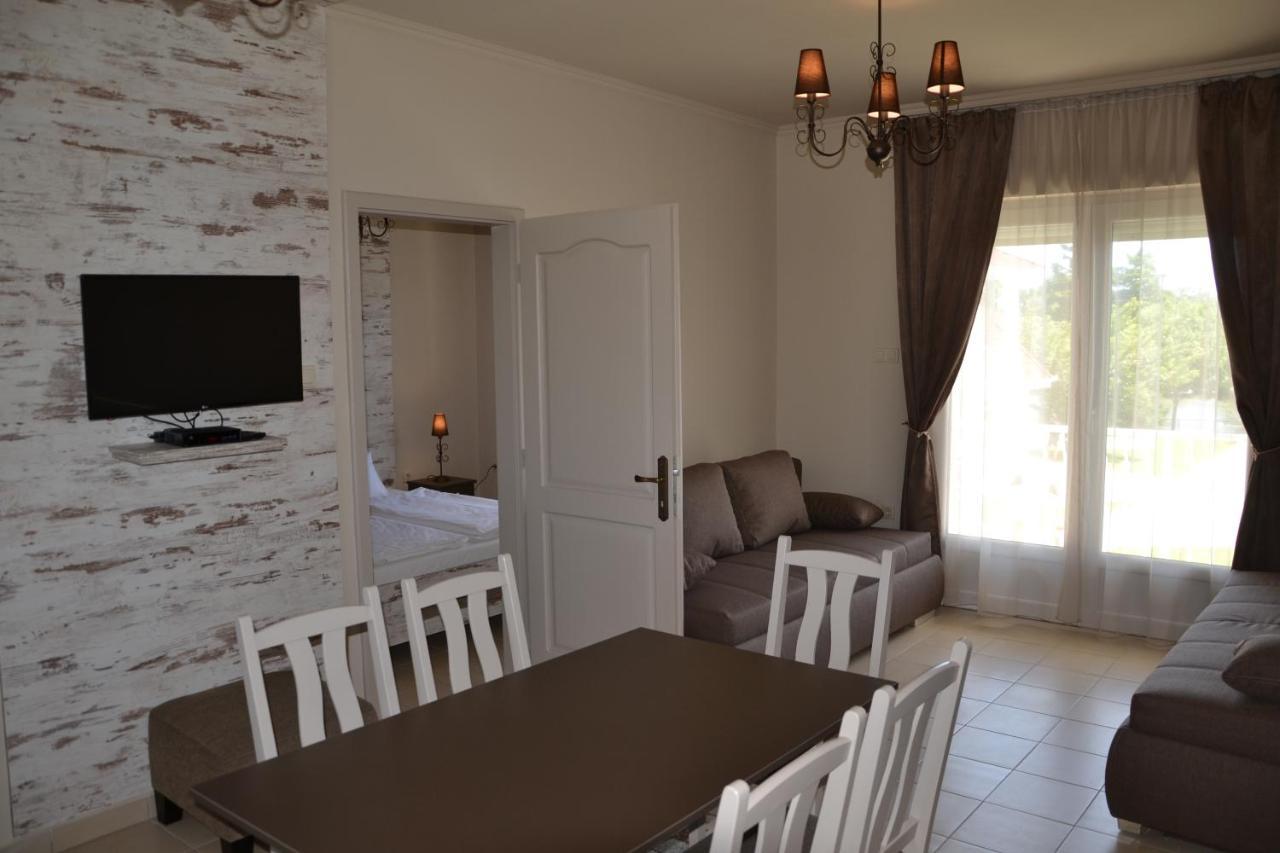 Appartamento Aranyszarvas Panzio, Etterem Es Grillterasz Esterno foto