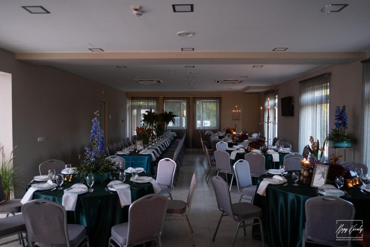 Appartamento Aranyszarvas Panzio, Etterem Es Grillterasz Esterno foto
