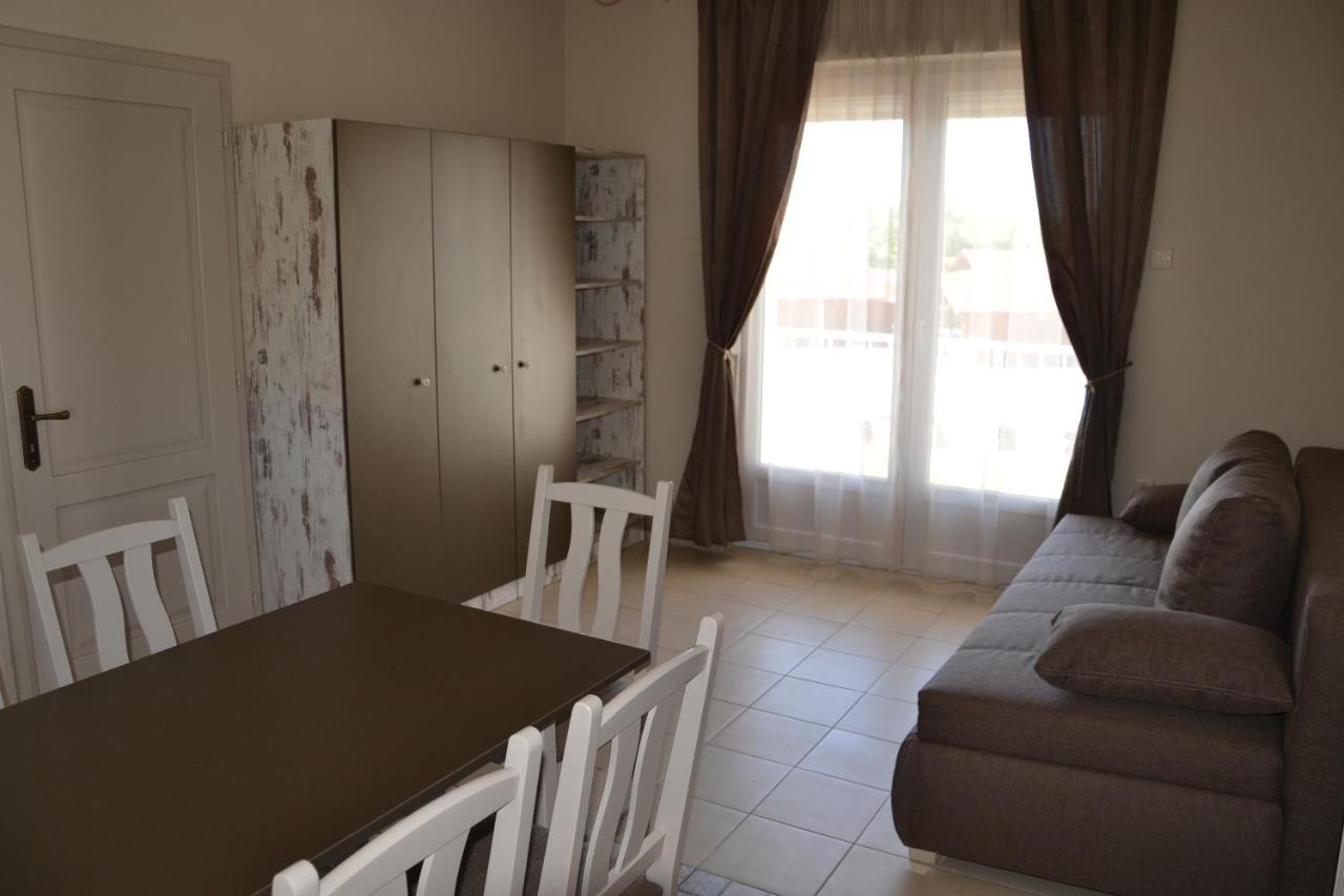 Appartamento Aranyszarvas Panzio, Etterem Es Grillterasz Esterno foto
